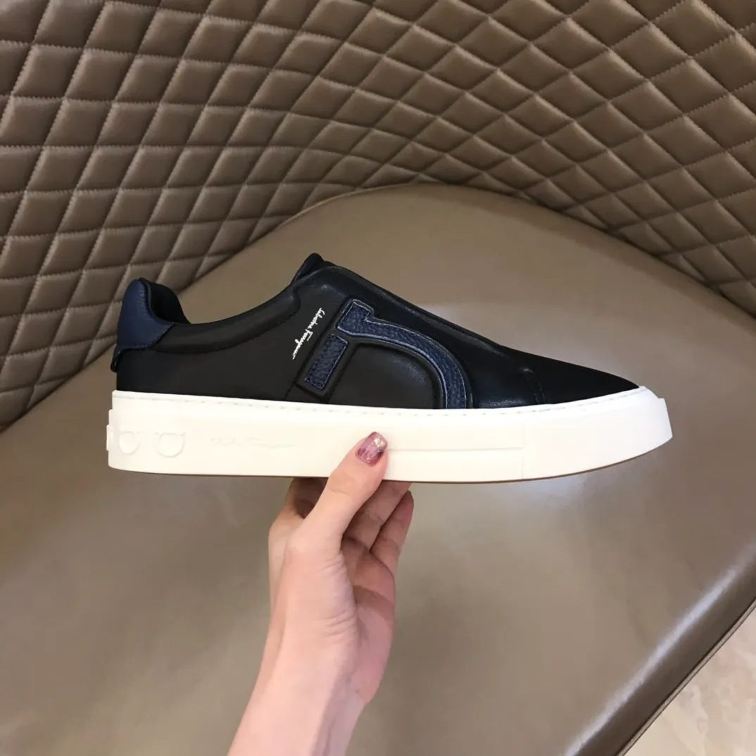 p400【Salvatore Ferraga**】New men's low-top casual shoes! Top-quality cow products, original lasts, made of imported cowhide, first-class texture, first-layer sheepskin lining! Original outsole! The details are exquisite and the style is versatile and upscale! Decorated with a three-dimensional Gancini logo, the back of the tongue and lace-up piping add a pop of color. The high-tech sole features a holographic pattern and Gancini details, making it ideal for a practical yet stylish everyday look. Code number 38-44 (45 can be customized)